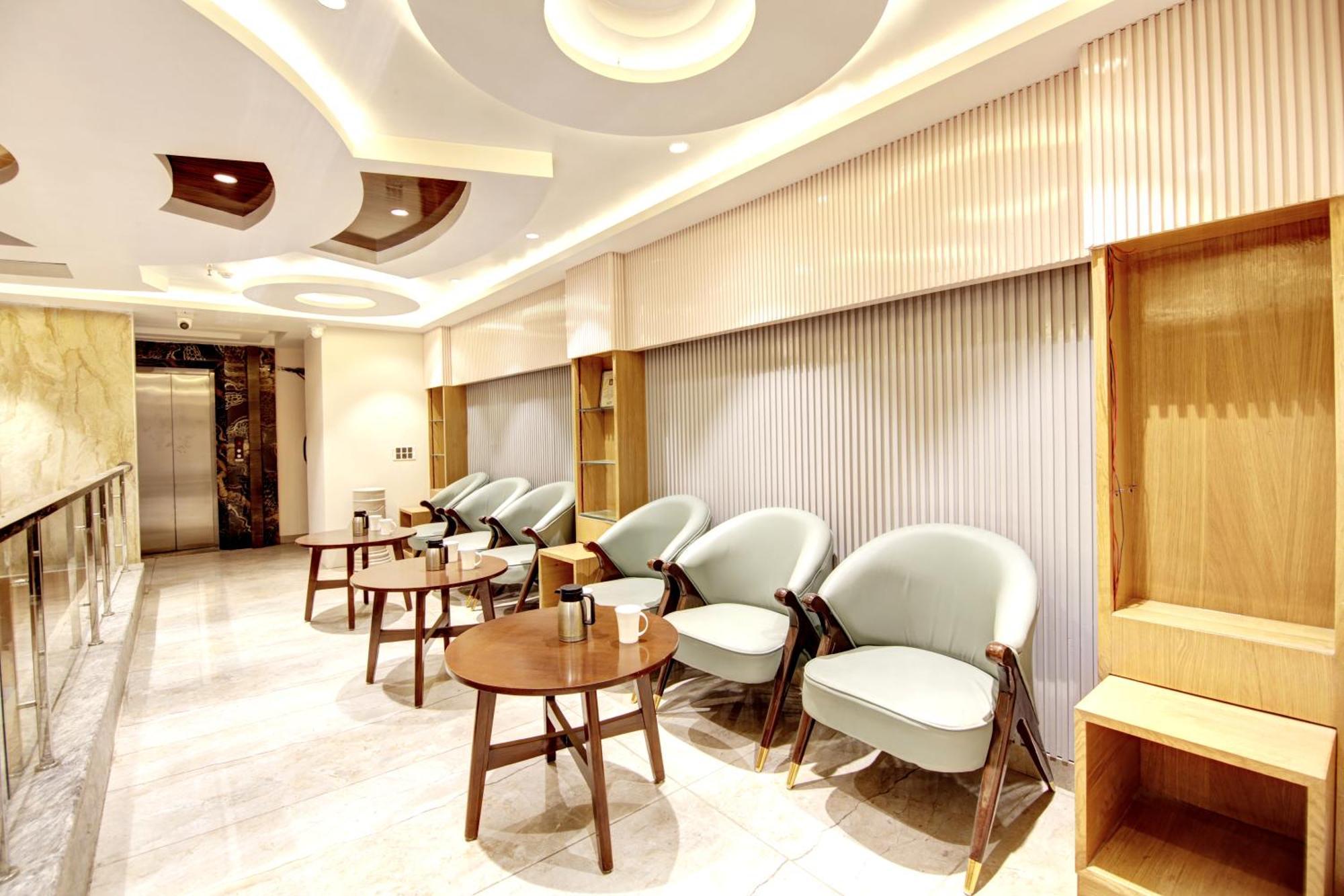 Hotel Krishna Plaza 'New Delhi' - By M S Hospitality المظهر الخارجي الصورة