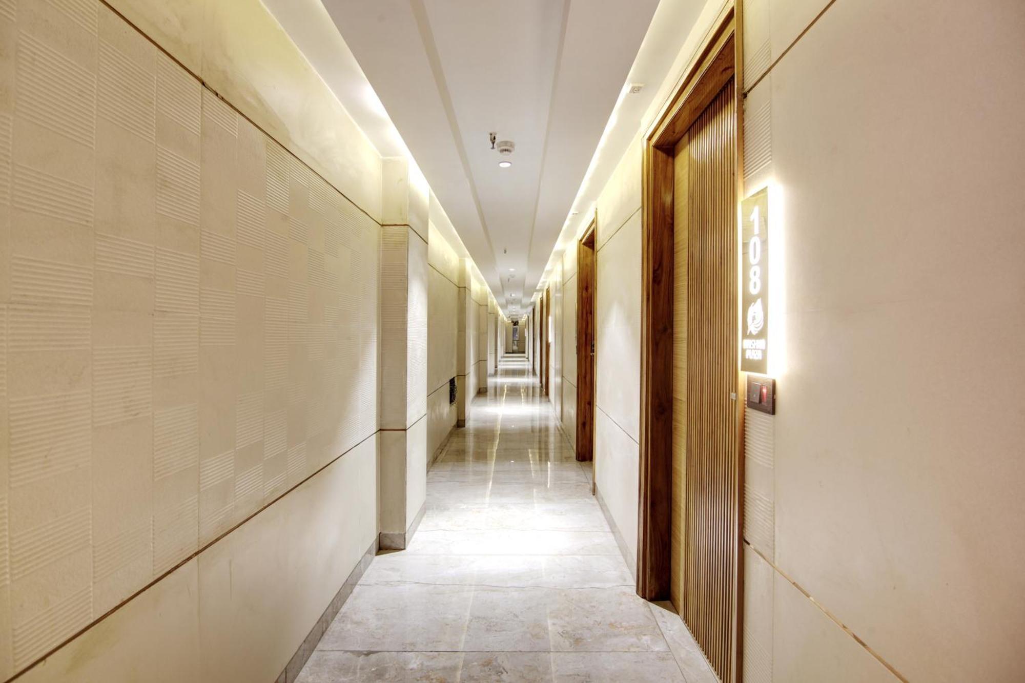 Hotel Krishna Plaza 'New Delhi' - By M S Hospitality المظهر الخارجي الصورة