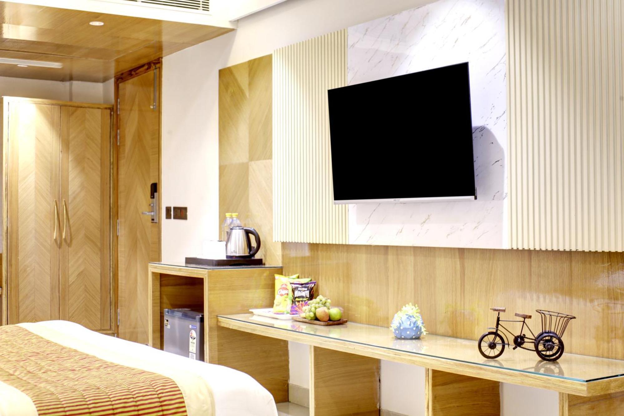 Hotel Krishna Plaza 'New Delhi' - By M S Hospitality المظهر الخارجي الصورة