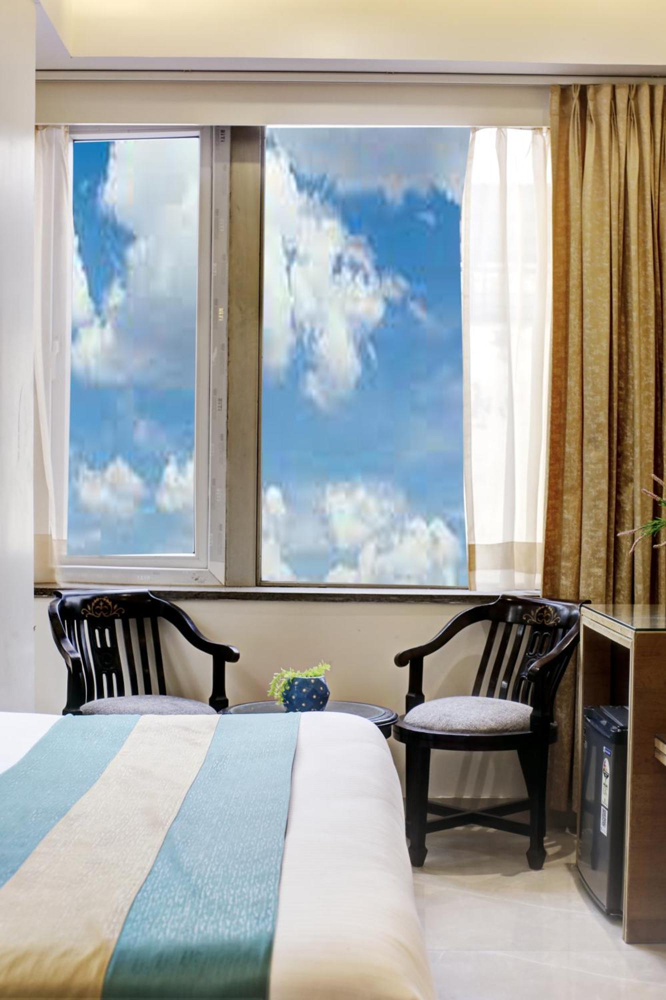Hotel Krishna Plaza 'New Delhi' - By M S Hospitality المظهر الخارجي الصورة