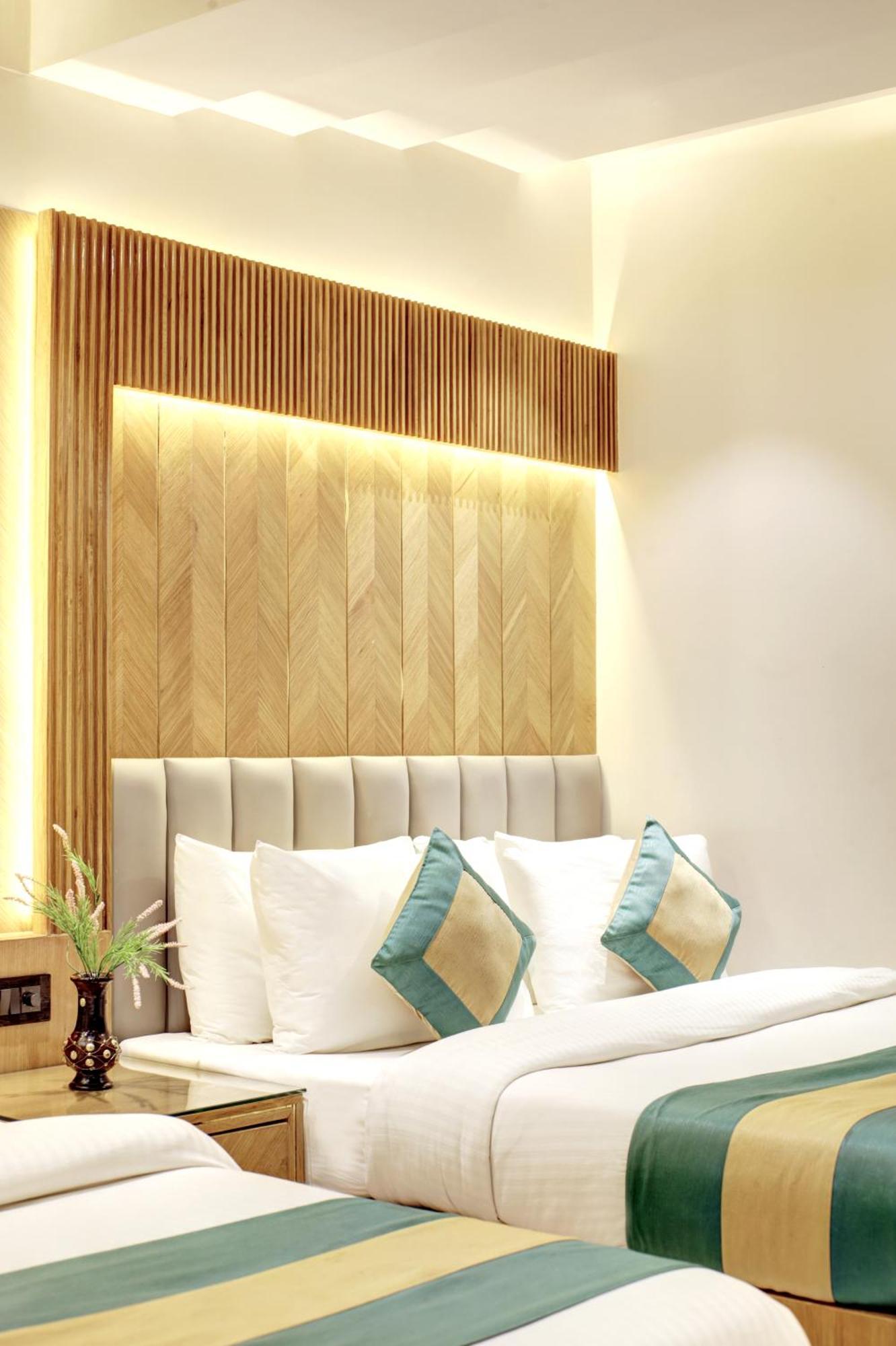 Hotel Krishna Plaza 'New Delhi' - By M S Hospitality المظهر الخارجي الصورة