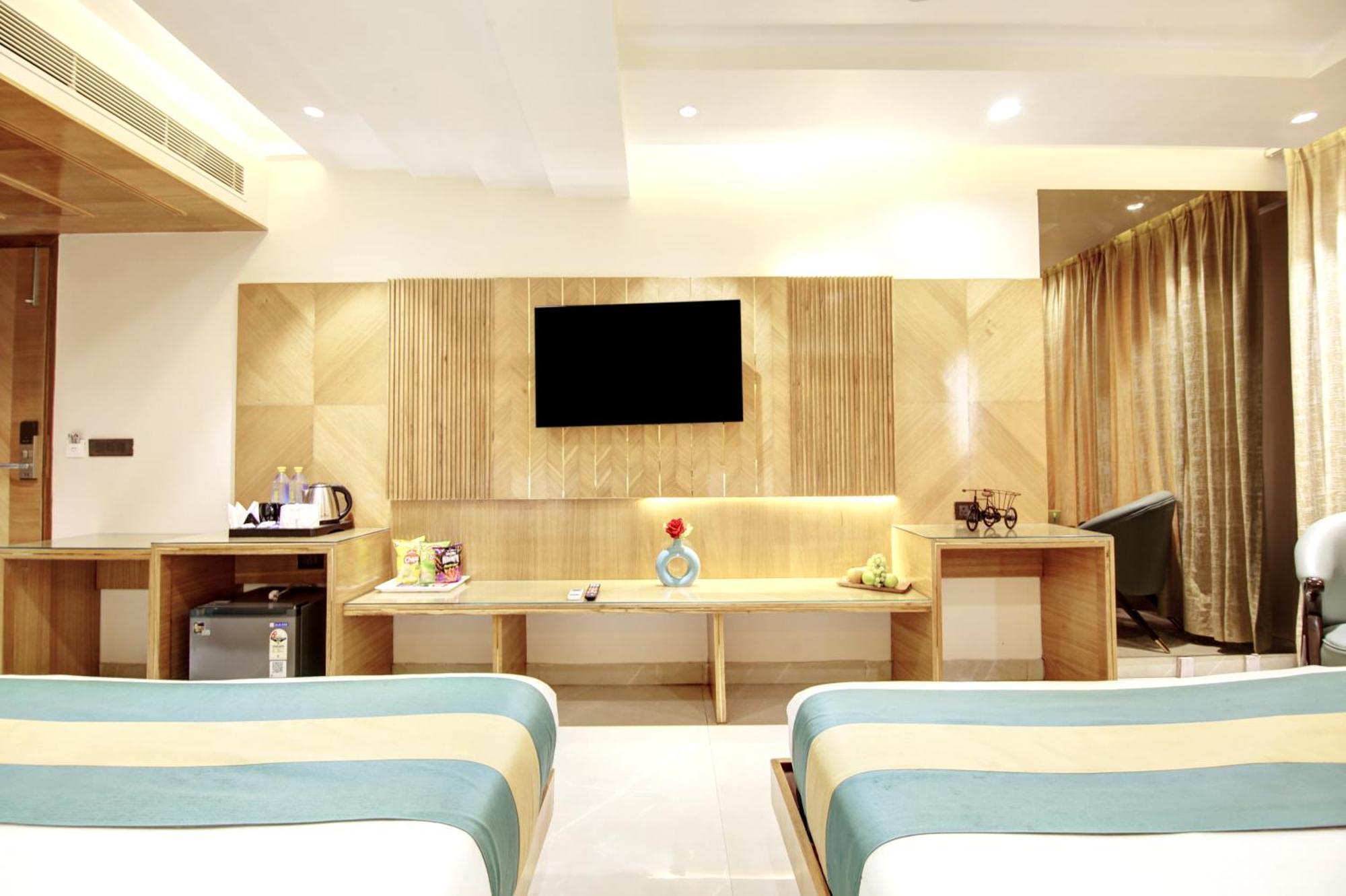 Hotel Krishna Plaza 'New Delhi' - By M S Hospitality المظهر الخارجي الصورة